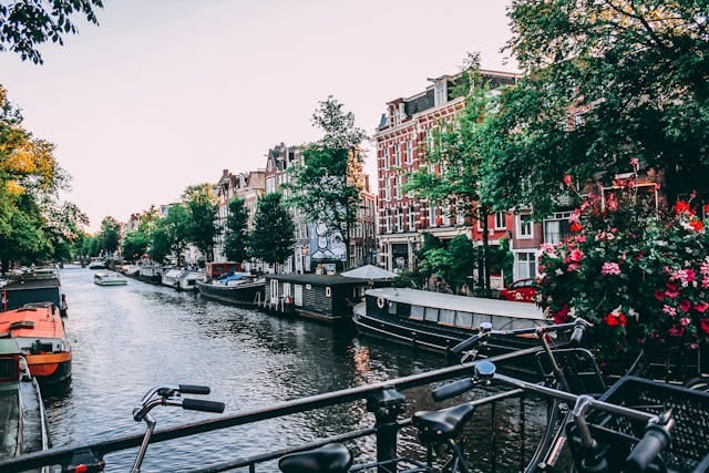 Zwanger in de stad: waarom steeds meer vrouwen kiezen voor verloskundigen in Amsterdam Zuidoost